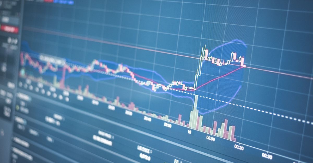 Pantalla con gráficos de datos financieros y líneas de cotización